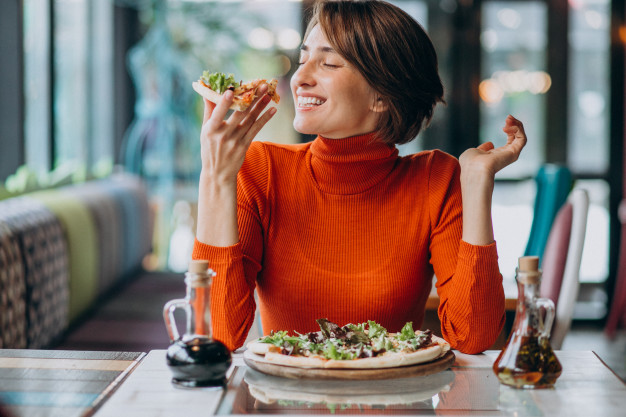 cliente-feliz-no-restaurante